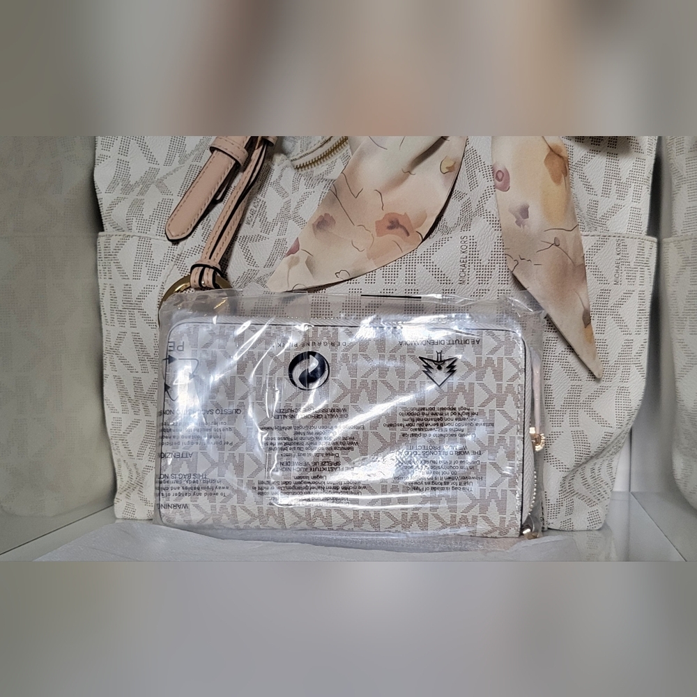 Michael Kors Beige and Gold Wallet - Picture 8 of 8